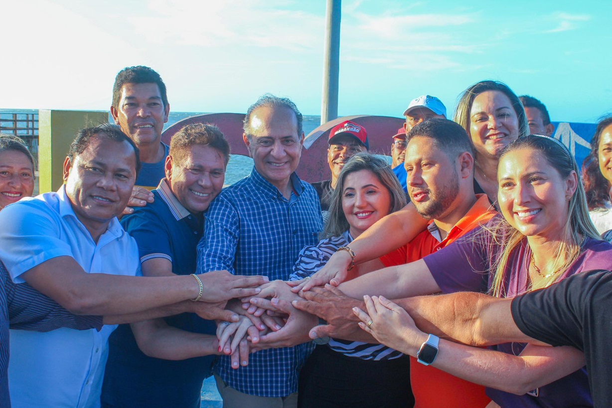 Aparício Bandeira ladeado do ex-prefeito Laci, a advogada Ociléia e demais lideranças políticas em Raposa...