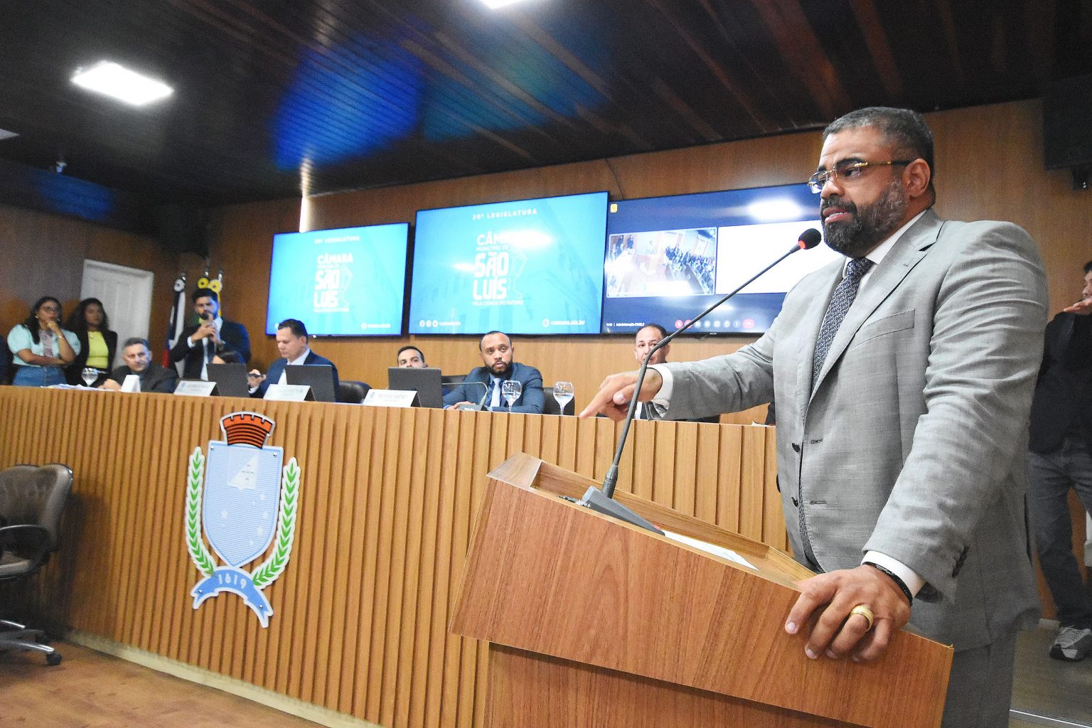 Na tribuna, o presidente da Câmara relatou ainda perseguições que estaria sofrendo, inclusive, com uma suposta demolição do prédio anexo da Casa