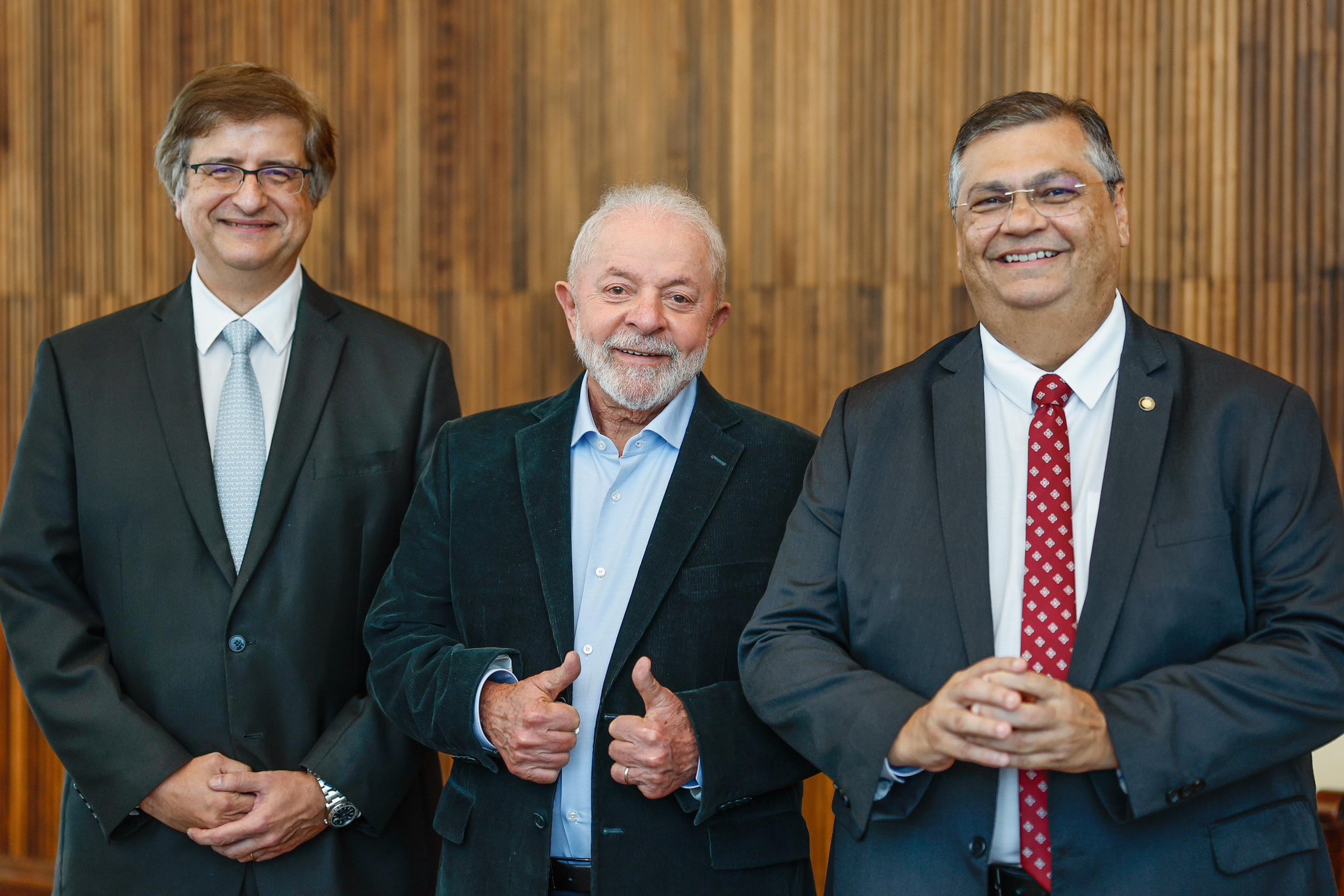 Lula indica ministro Flávio Dino para vaga no STF e procurador Paulo Gonet para comandar PGRDino e Gonet já eram considerados 'favoritos' nas últimas semanas; ambos devem passar por sabatina e votação no Senado.