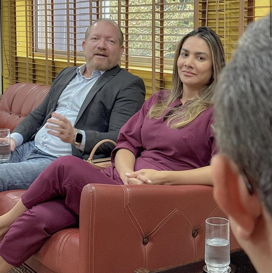 Othelino Neto não apenas tomou o mandato da esposa, como agora também fala por Ana Paula...