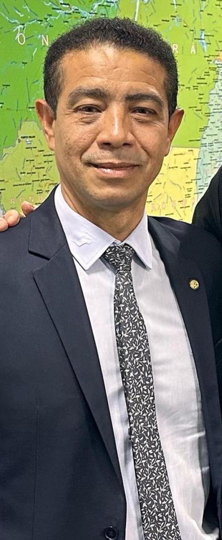 Pastor Gil foi o 2º deputado que mais gastou com autopromoção do mandato