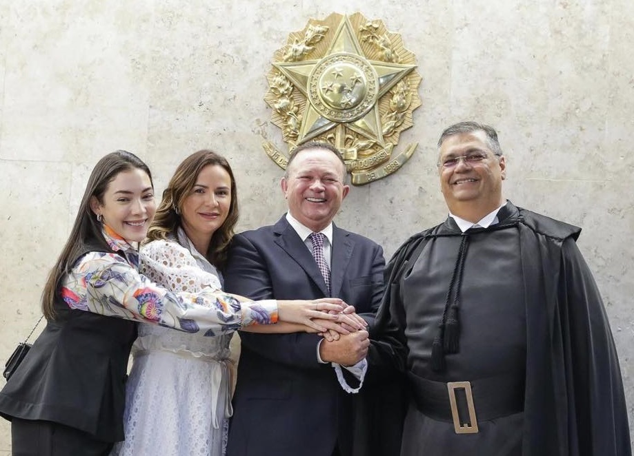 Na ordem da foto: Lethícia Brandão [filha do governador], Daniela Lima [esposa do ministro], Carlos Brandão e Flávio Dino.