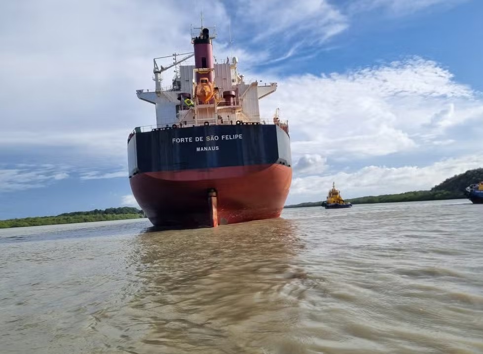 Operação de desencalhe do navio mercante Forte de São Felipe (de 229 metros de comprimento) continua no canal do porto da Alumar.