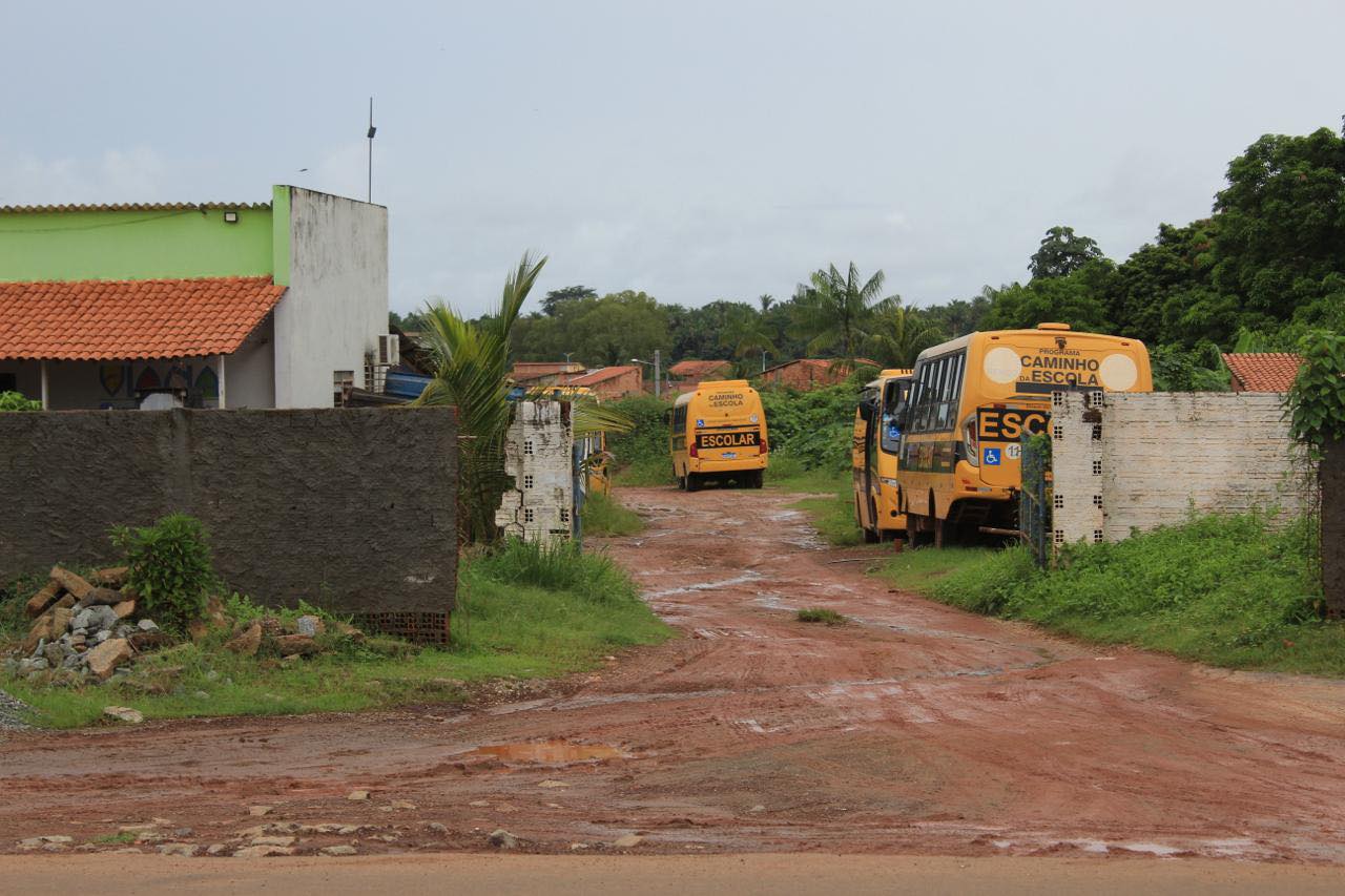 Ônibus escolares estão parados na garagem do SAAE...