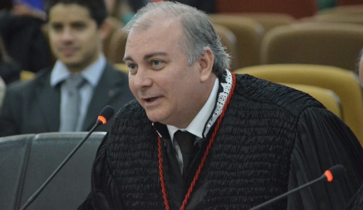 Na foto, Desembargador Froz em primeiro plano e Flávio Costa em segundo…