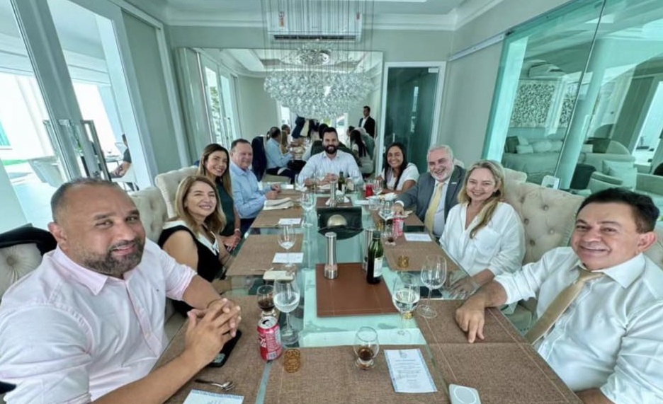Chamou atenção que Inácio Melo fez questão de sentar-se no centro da mesa.