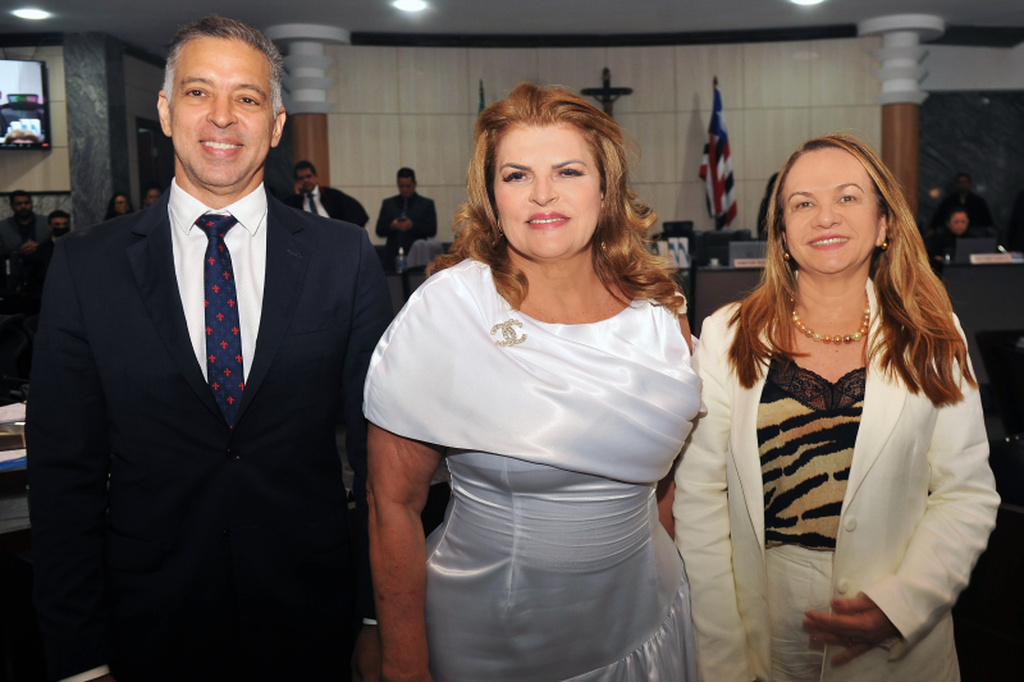Graça Amorim, de branco, é favorita; ela concorre com Maria Luiza e Pablo Bogéa o cargo de Desembargadora do TJ-MA.
