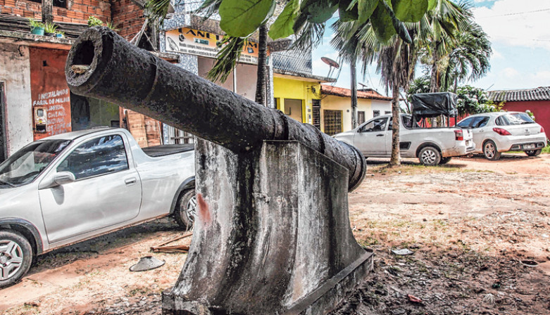 Canhões da Praça Doutor Carlos dos Reis Gomes Macieira, conhecida como a Praça do Canhão, no Anjo da Guarda, sumiram...