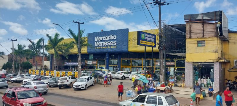 Mercadão Meneses, localizado na estrada de Ribamar.