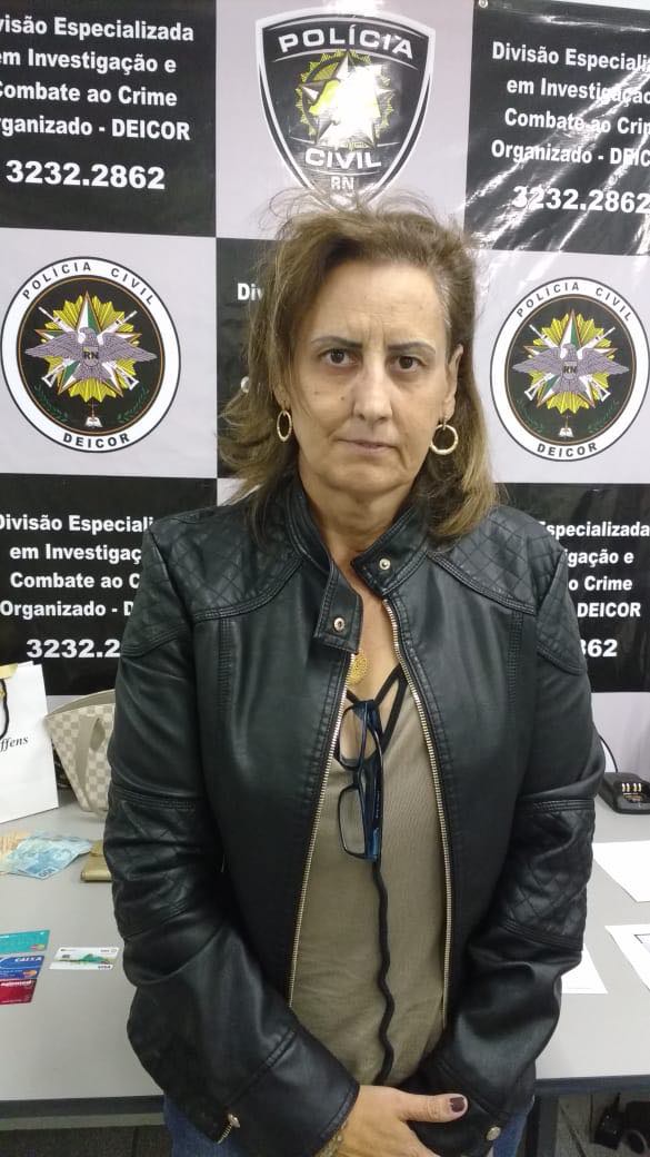 Uma mulher de 56 anos, identificada como Adriana Maria de Oliveira Furtado — que responde mais de 50 processos por estelionato em vários estados do Brasil