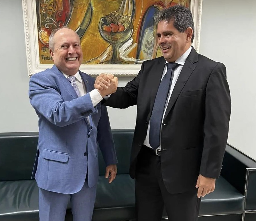 Por meio de suas redes sociais, o Procurador-geral de Justiça Eduardo Jorge Hiluy Nicolau comemorou nesta terça-feira (21) a escolha do governador do Maranhão, Carlos Brandão (PSB), para sua sucessão no comando do Ministério Público."Hoje eu tenho a satisfação de anunciar o novo procurador-geral de justiça. Dr. Danilo José de Castro Ferreira foi nomeado pelo governador Carlos Brandão após ter sido o mais votado na Lista Tríplice." Escreveu Nicolau ao tempo que publicou uma foto de mãos dadas om com o aliado em sinal de vitória.