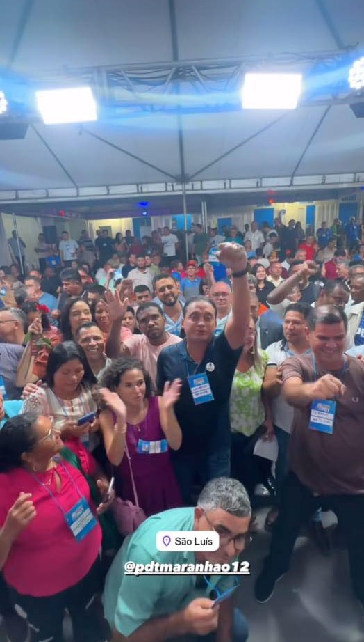 Senadhor Weverton Rocha na sede do PDT, embaixo de uma tenda...