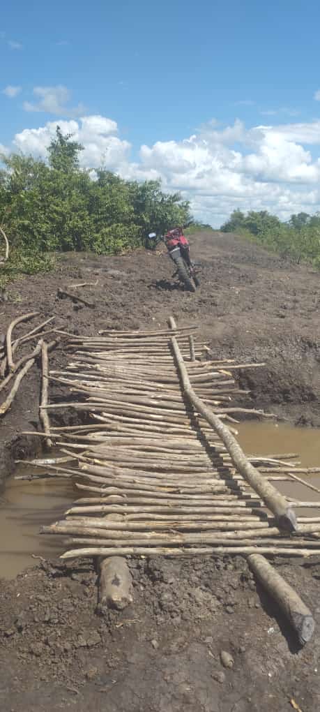 A situação levou a comunidade a improvisar uma nova estrutura com materiais rudimentares devido ao descaso da gestão do prefeito Constâncio Alessanco Coelho de Sousa.
