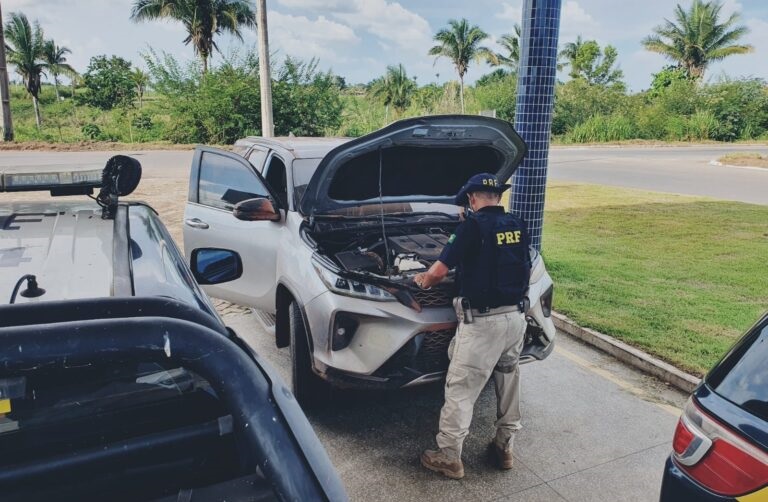 PRF apreende o carro em Bela Vista-MA e encaminhou para delegacia de Santa Inês, onde o carro foi devolvido à esposa de Pacovan.