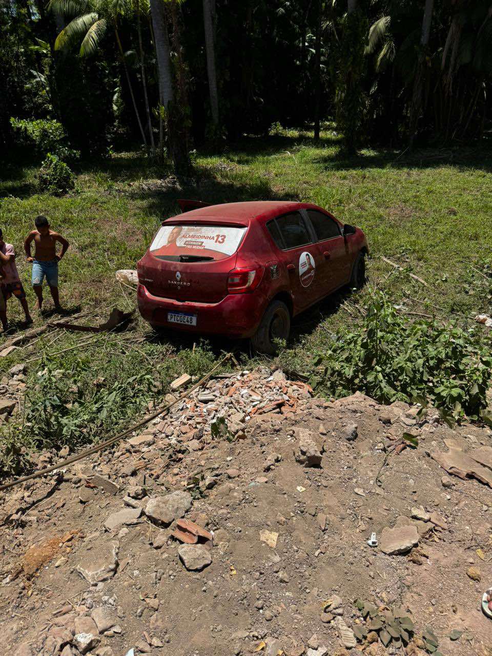 Veículo de dona Josely, mãe do candidato a prefeito Almeidinha, foi colocado para fora da pista em uma manobra de pessoas ligados ao prefeito Arquimedes.