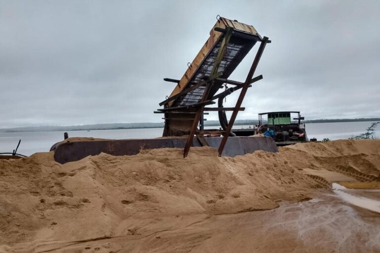 Moradores denunciaram "Wilson Via Box", o MP-MA pediu e a Justiça suspende extração de areia por empresário em Barreirinhas...