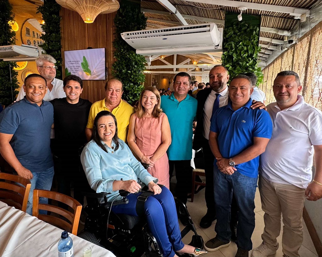 Roberto ladeado de prefeitos eleitos e da presidente da ALEMA, Iracema Vale, durante aniversário de Didi do PP.