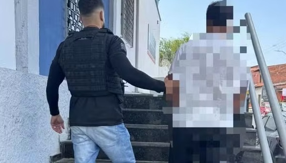 Momento da prisão de um dos dois homens acusados de extorsão e receptação após roubo de veículo em Raposa.