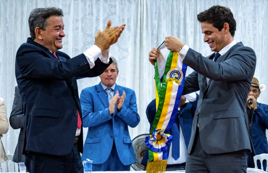 Ivo Rezende Aragão passa a faixa de prefeito exatamente para quem o entregou, o tio, Miltinho Aragão...