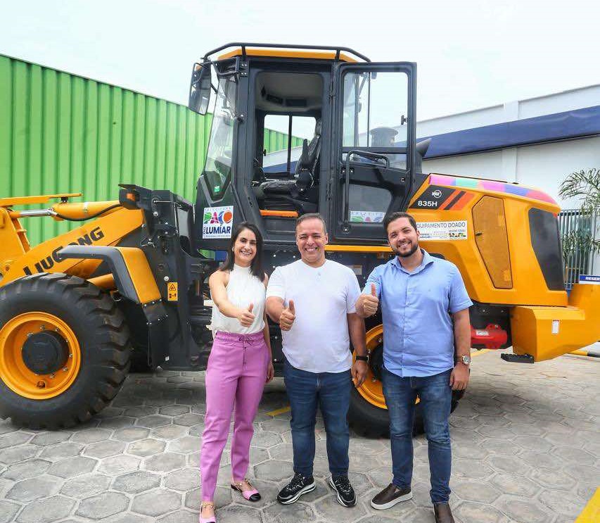 Uma pá carregadeira foi adquirida na gestão Fred Campos junto à Codevasf.