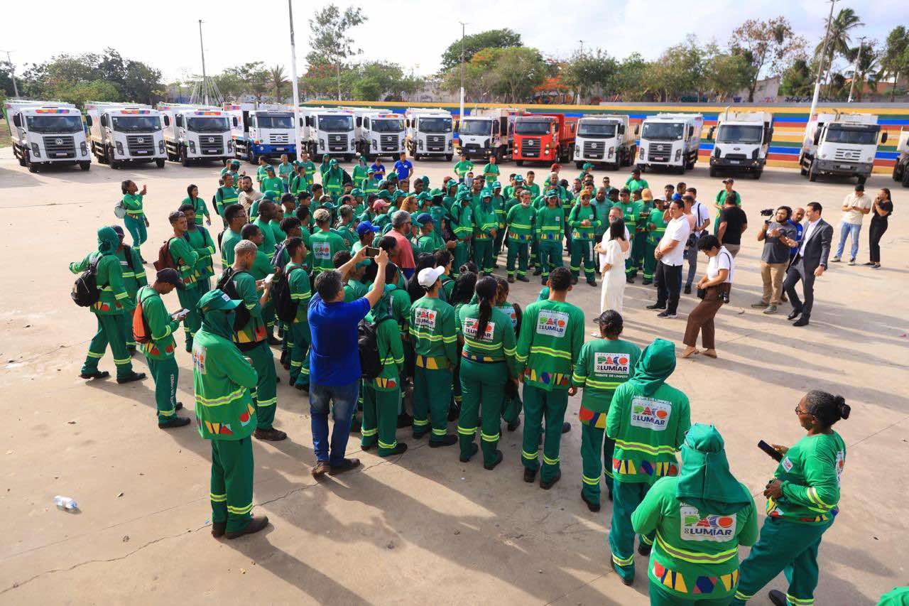 Foram apresentados pelo prefeito Fred 30 novos carros compactadores de lixo.