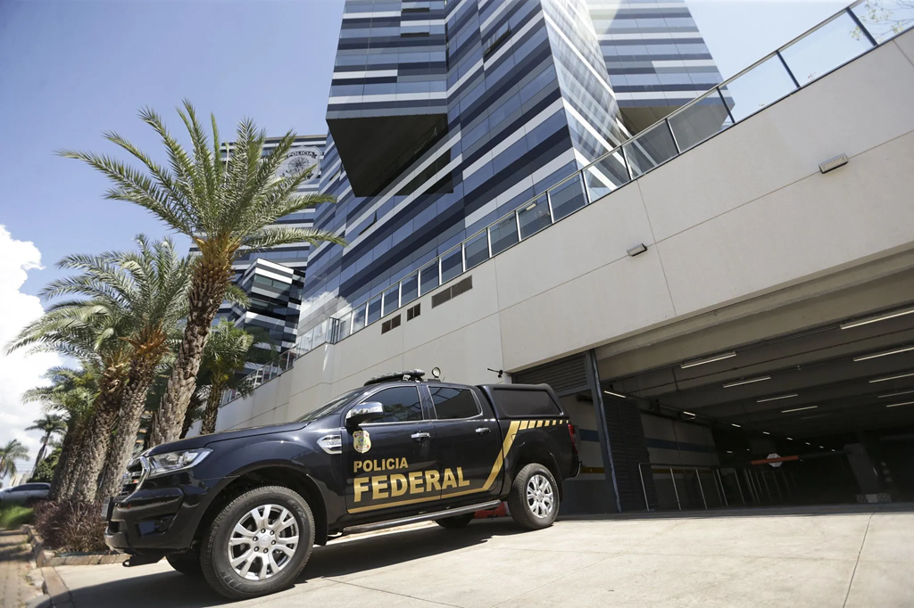 A Polícia Federal (PF) abriu um inquérito nesta terça-feira (24), para investigar supostas irregularidades na liberação de emendas parlamentares no valor de R$ 4,2 bilhões. A determinação foi feita pelo ministro do Supremo Tribunal Federal (STF) Flávio Dino.