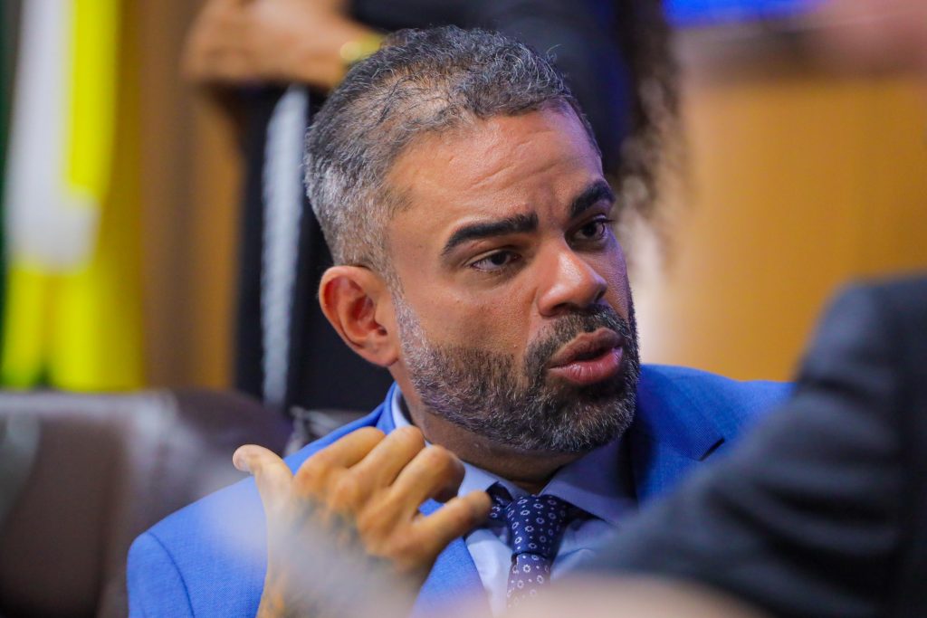 Presidente da Câmara Paulo Victor; A previsão de receita líquida da LOA para a execução de políticas públicas deste ano é de R$ 5,8 bilhões