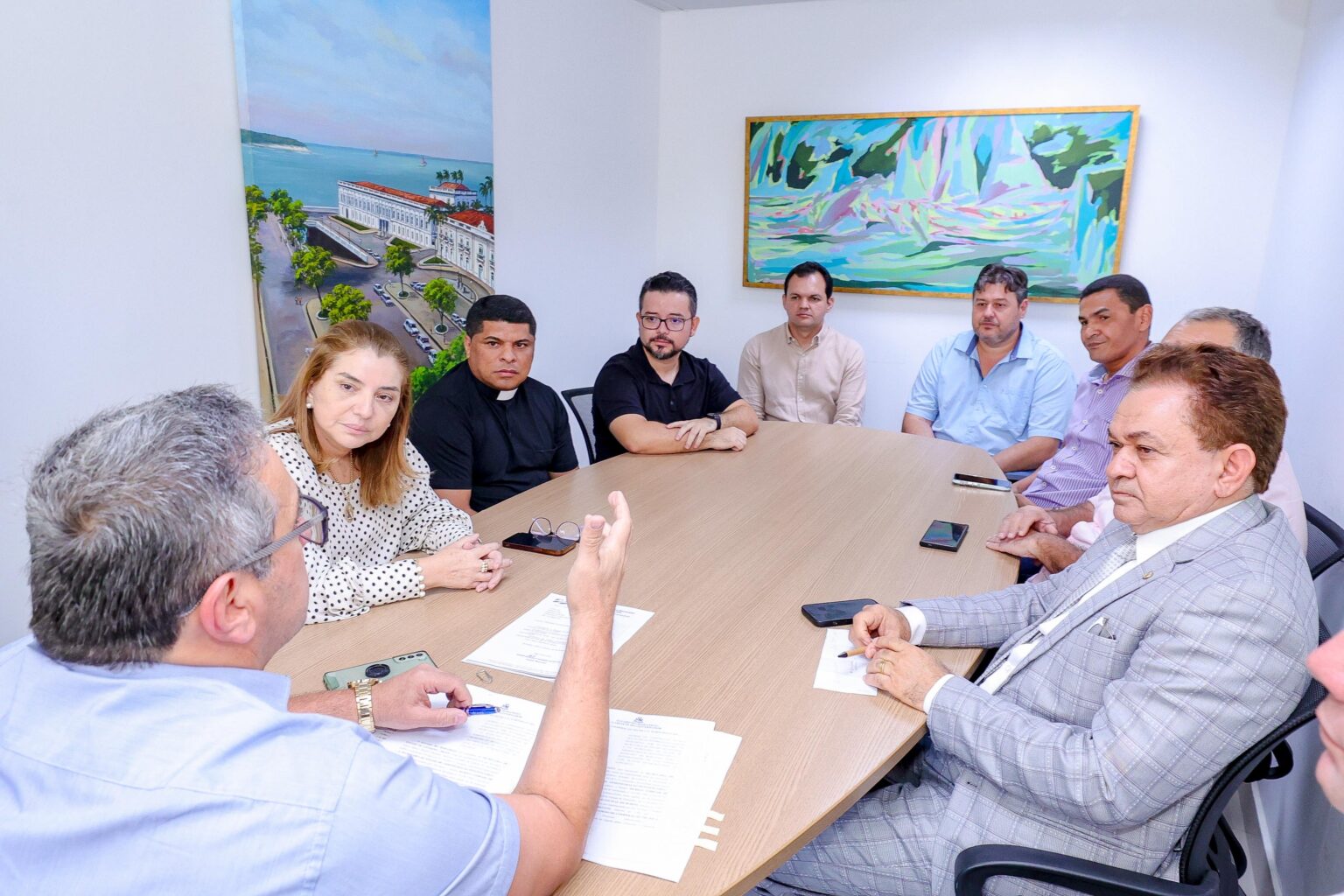 Presidente da Assembleia observa o secretário de Estado de Governo, Márcio Machado, que frisou a importância da parceria entre governo estadual e municípios