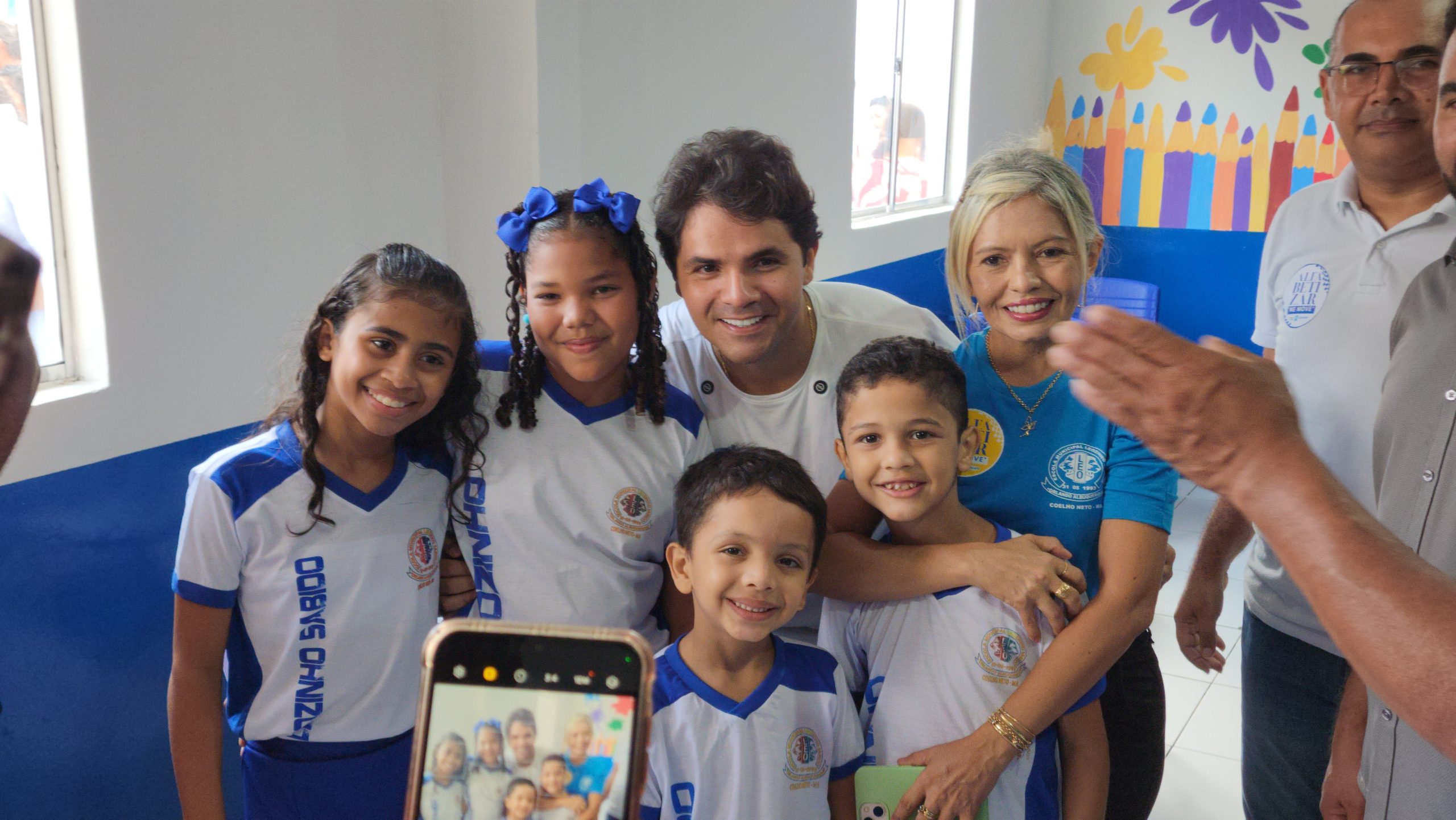 Prefeito bruno confraterniza com alunos e professora da rede pública municipal de ensino.