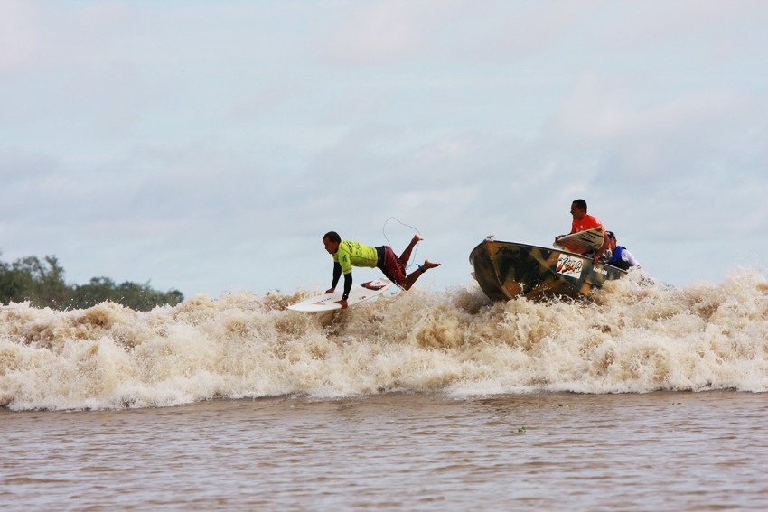 ‘Encontro das Águas – Pororoca de Arari’ apresenta telas fotográficas de 50×70 cm