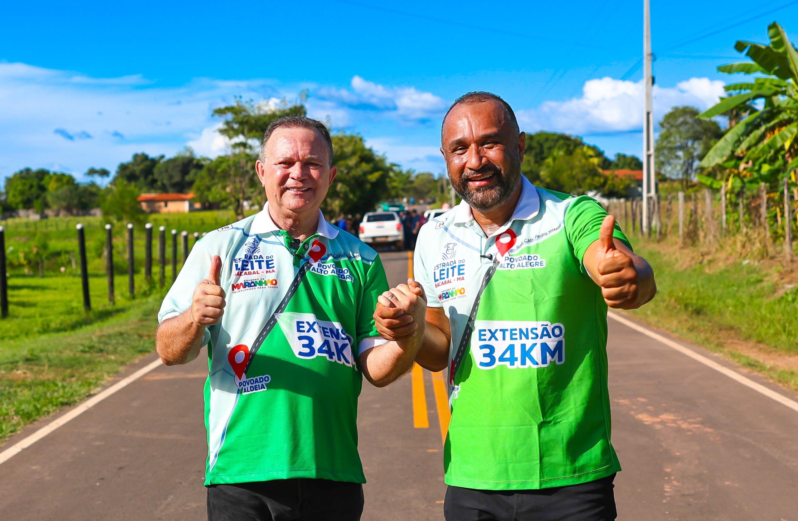 Governador Brandão comemora estradada ao lado do prefeito de Bacabal, Roberto Costa.