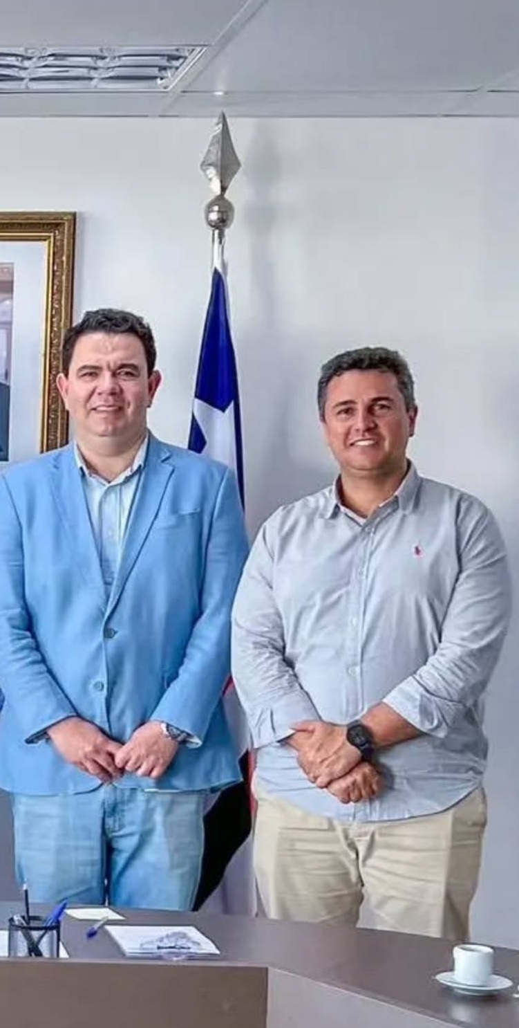 Além do ex-prefeito Erik Augusto, figuram como réus na ação o ex-secretário e agora vereador Higino Lopes dos Santos Neto, a ex-secretária Elaine Costa Pires