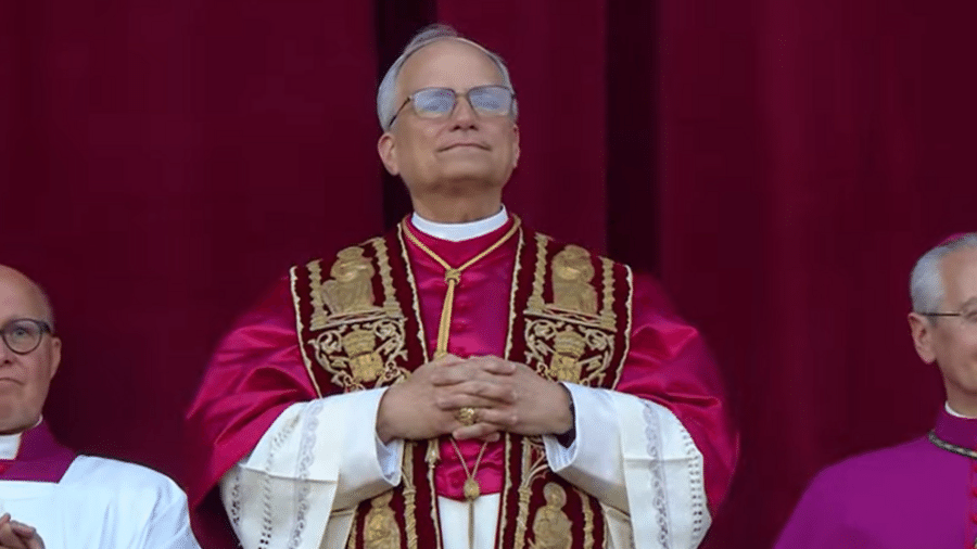 O cardeal americano Robert Francis Prevost, de 69 anos, é o primeiro papa americano da história da igreja católica e o primeiro vindo de um país de maioria protestante.