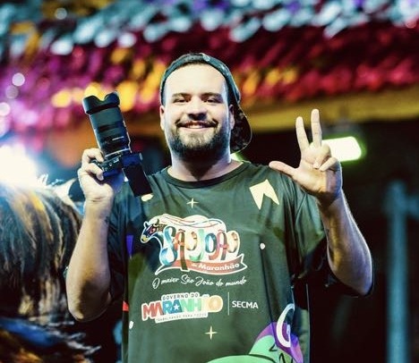 lex tirou foto da frente e do verso do cartão de crédito de uma amiga, sem permissão, para subtrair os dados e código cartão, e realizar mais de 2 mil reais em compras.